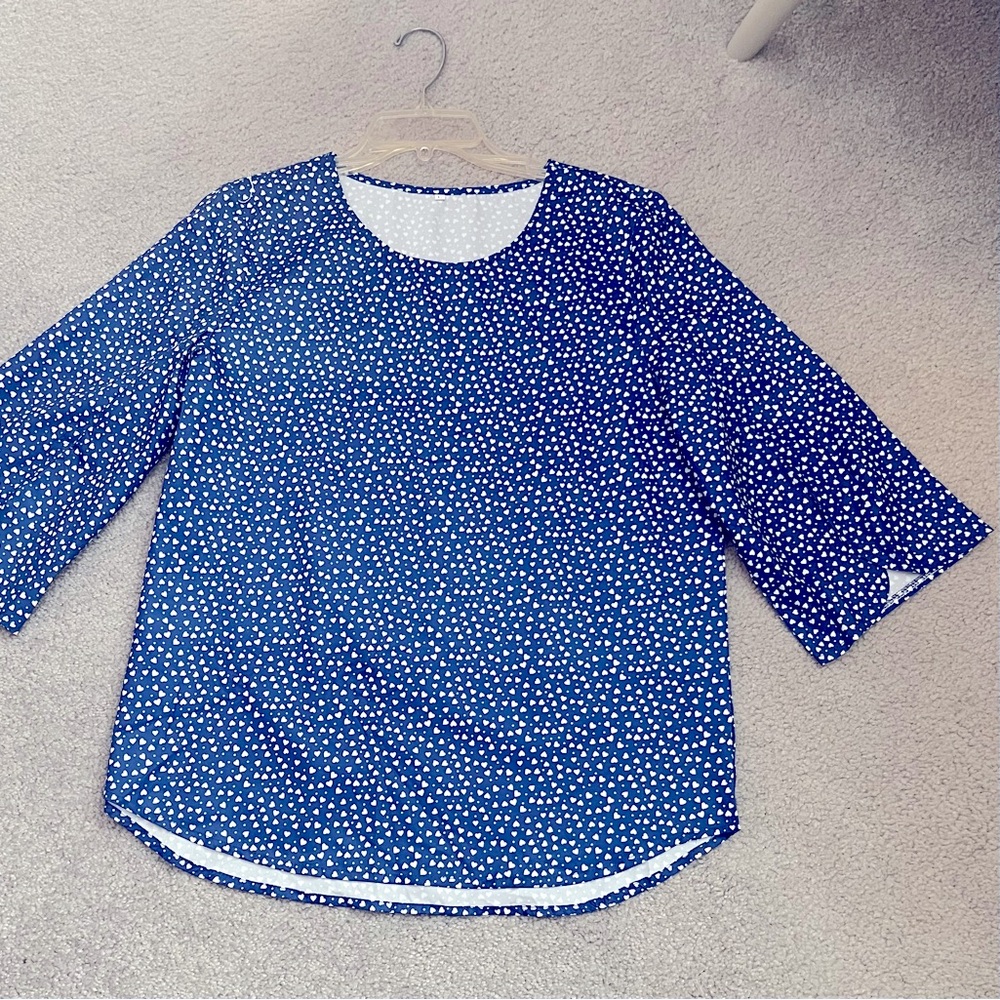 Women’s Blue & White Blouse.
Size Large. NWOT
Polyester